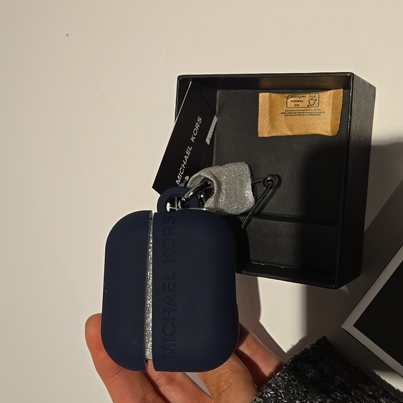 ๐ Air Tags & Airpod Case - Picture 5 of 5